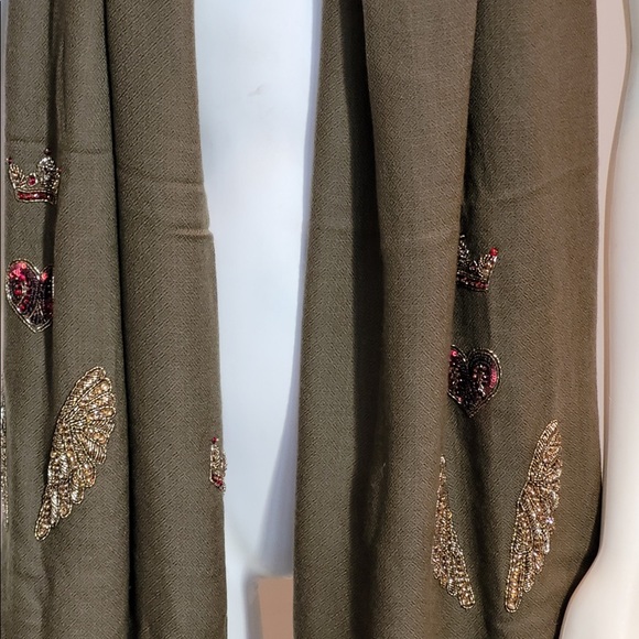 Janavi Cashmere Scarf - Picture 7 of 8